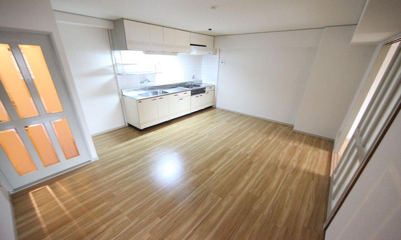 Living and room. Living 10 Pledge Kitchen (with a two-burner gas stove grill)