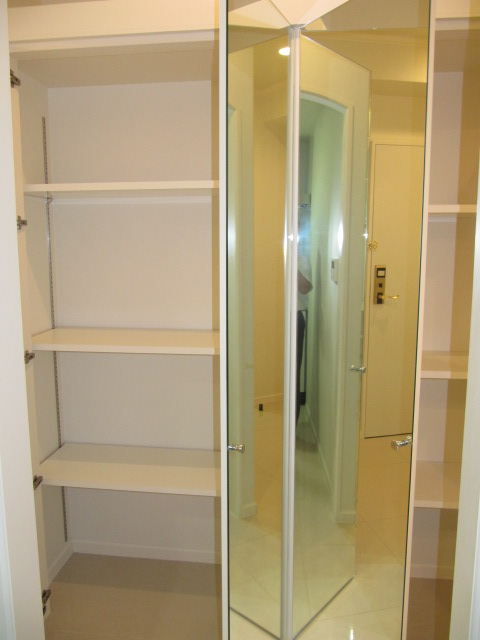 Receipt. Mirror closet