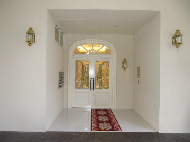 Building appearance. Entrance