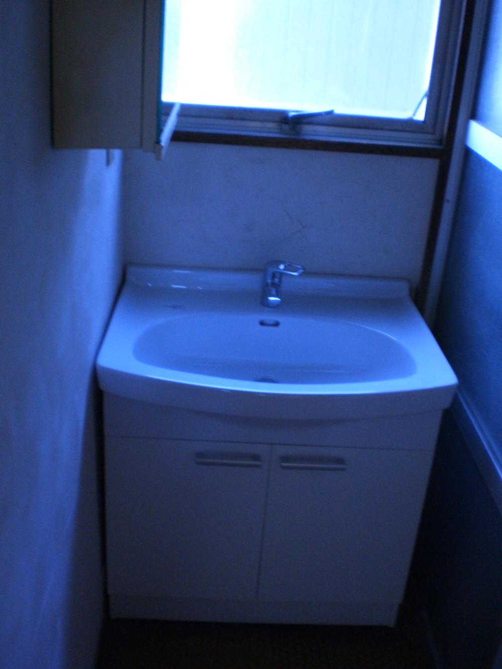 Wash basin, toilet