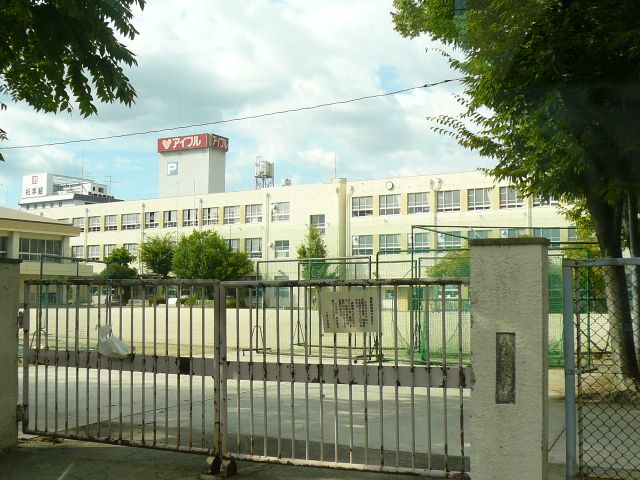 Primary school. Municipal Yaguma up to elementary school (elementary school) 890m