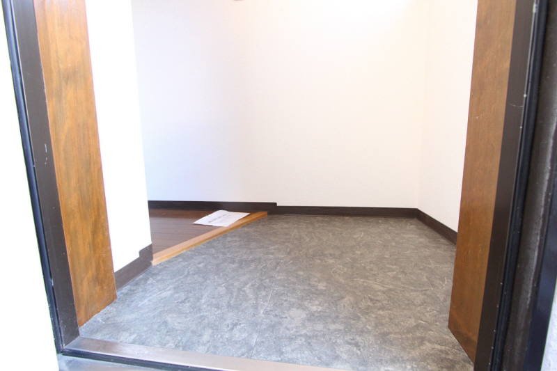 Entrance. A spacious entrance