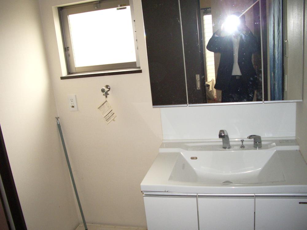 Wash basin, toilet. Indoor (11 May 2013) Shooting