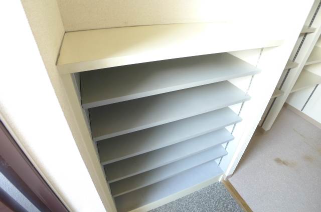 Entrance. There is also a cupboard ☆