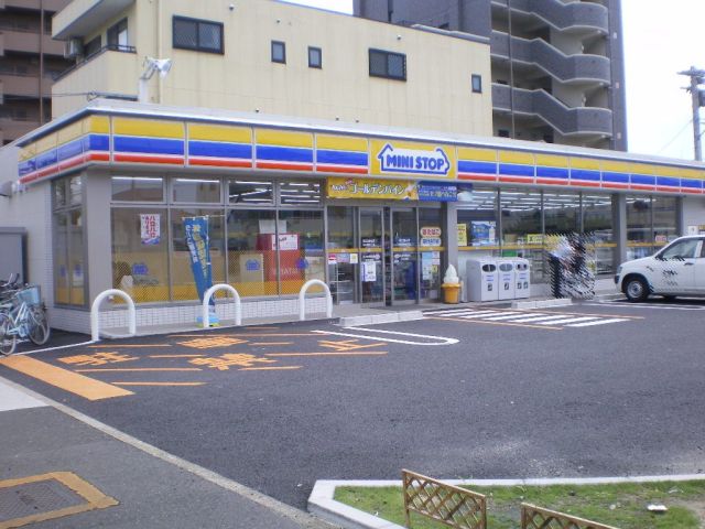 Convenience store. MINISTOP up (convenience store) 160m