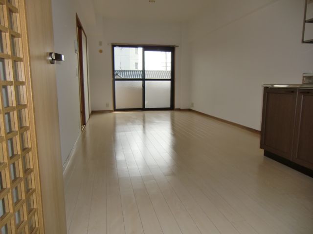 Living and room. Spacious 10 Pledge living of that.