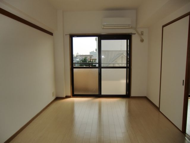 Living and room. Western-style facing the veranda.
