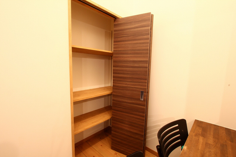 Receipt. Also firmly secure storage space, Counter is visible to the front.