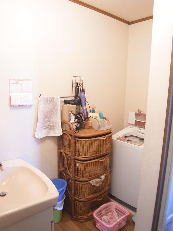 Wash basin, toilet. Indoor (10 May 2013) Shooting