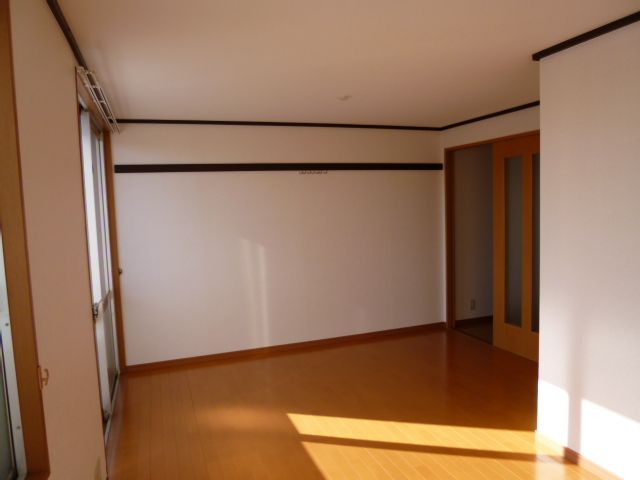Living and room. Photo facing the west the Western-style room from the east