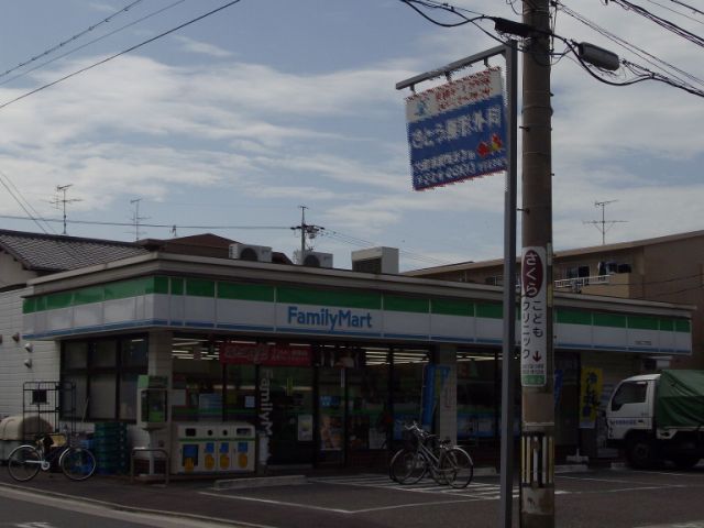 Convenience store. Family Mart (convenience store) to 200m