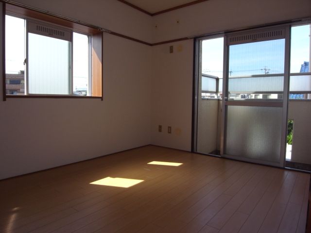 Living and room. Western-style room is 6 Pledge.