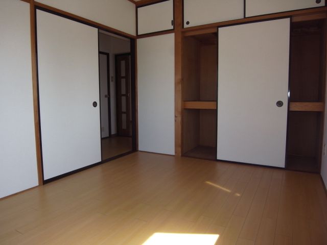 Living and room. There closet.