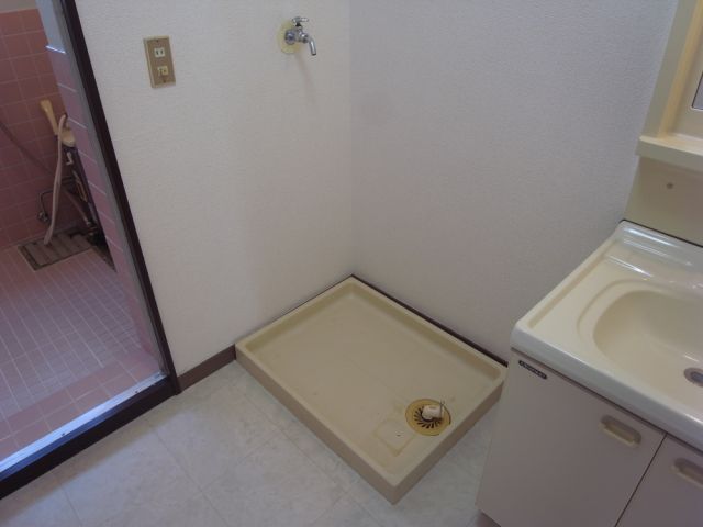 Other room space. It is washing bread.