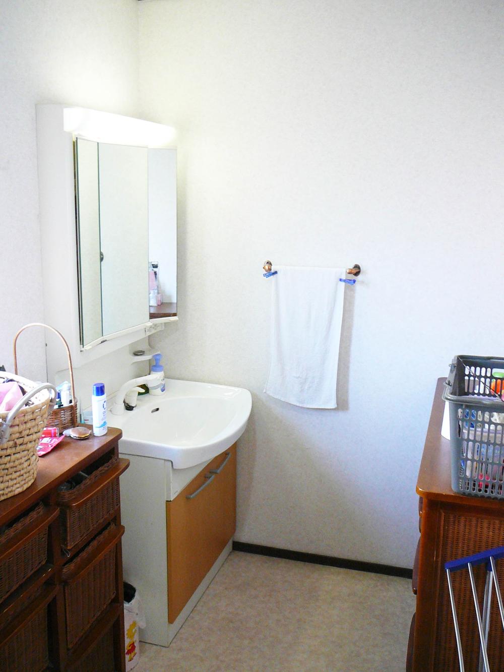 Wash basin, toilet