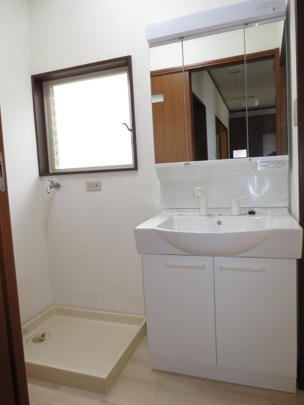 Wash basin, toilet. Indoor (11 May 2013) Shooting