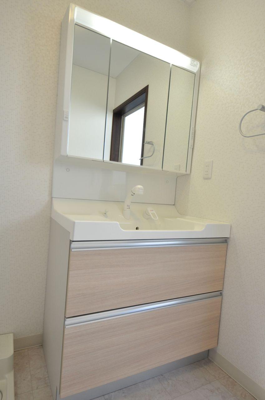 Wash basin, toilet. Local (2013 / 12 / 12) shooting