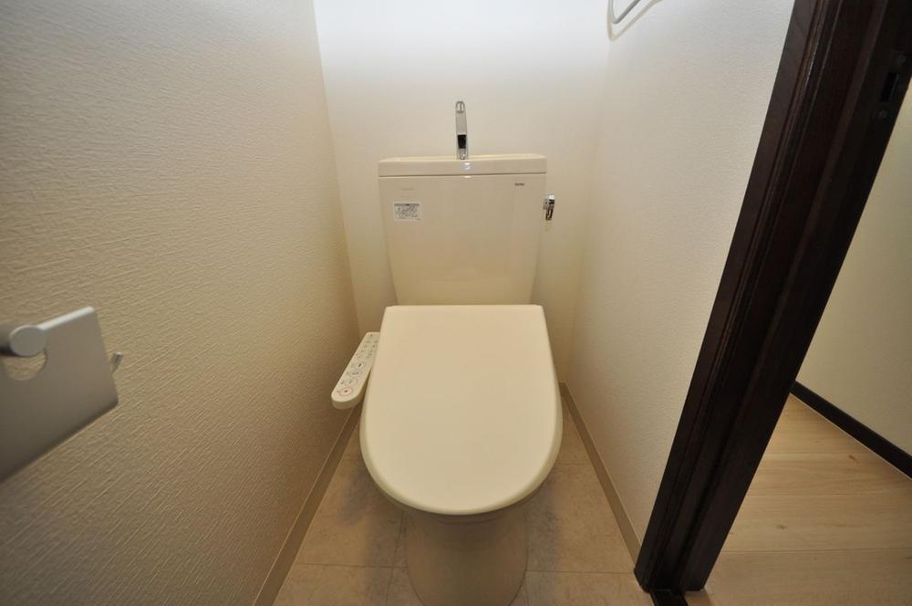 Toilet. Local (2013 / 12 / 12) shooting