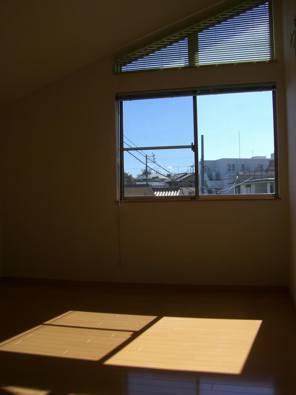 Non-living room. Ceiling height using a gradient ceiling