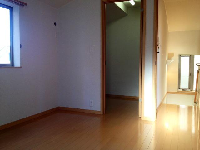 Non-living room. Room with a walk-in closet