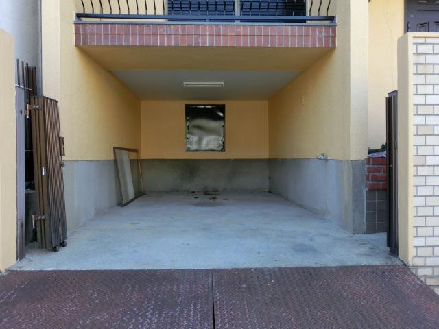 Parking lot. Local (12 May 2013) Shooting