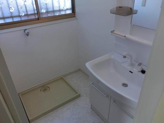 Wash basin, toilet. Indoor (12 May 2013) Shooting