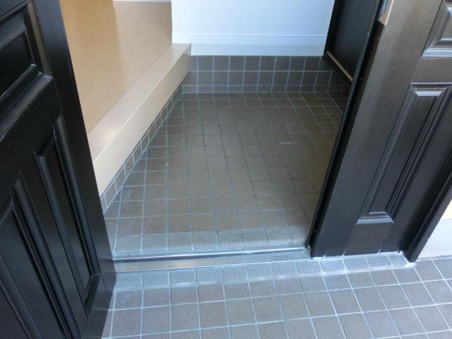 Entrance. Indoor (12 May 2013) Shooting