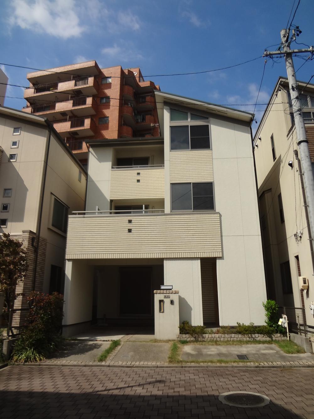 Local appearance photo. Local (10 May 2013) shooting south road