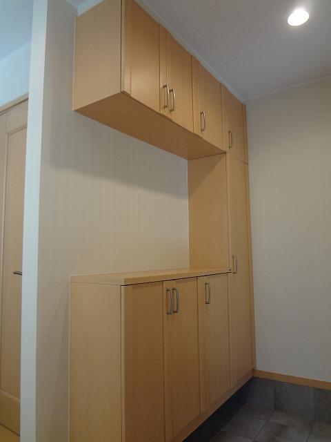 Entrance. Entrance shoe box