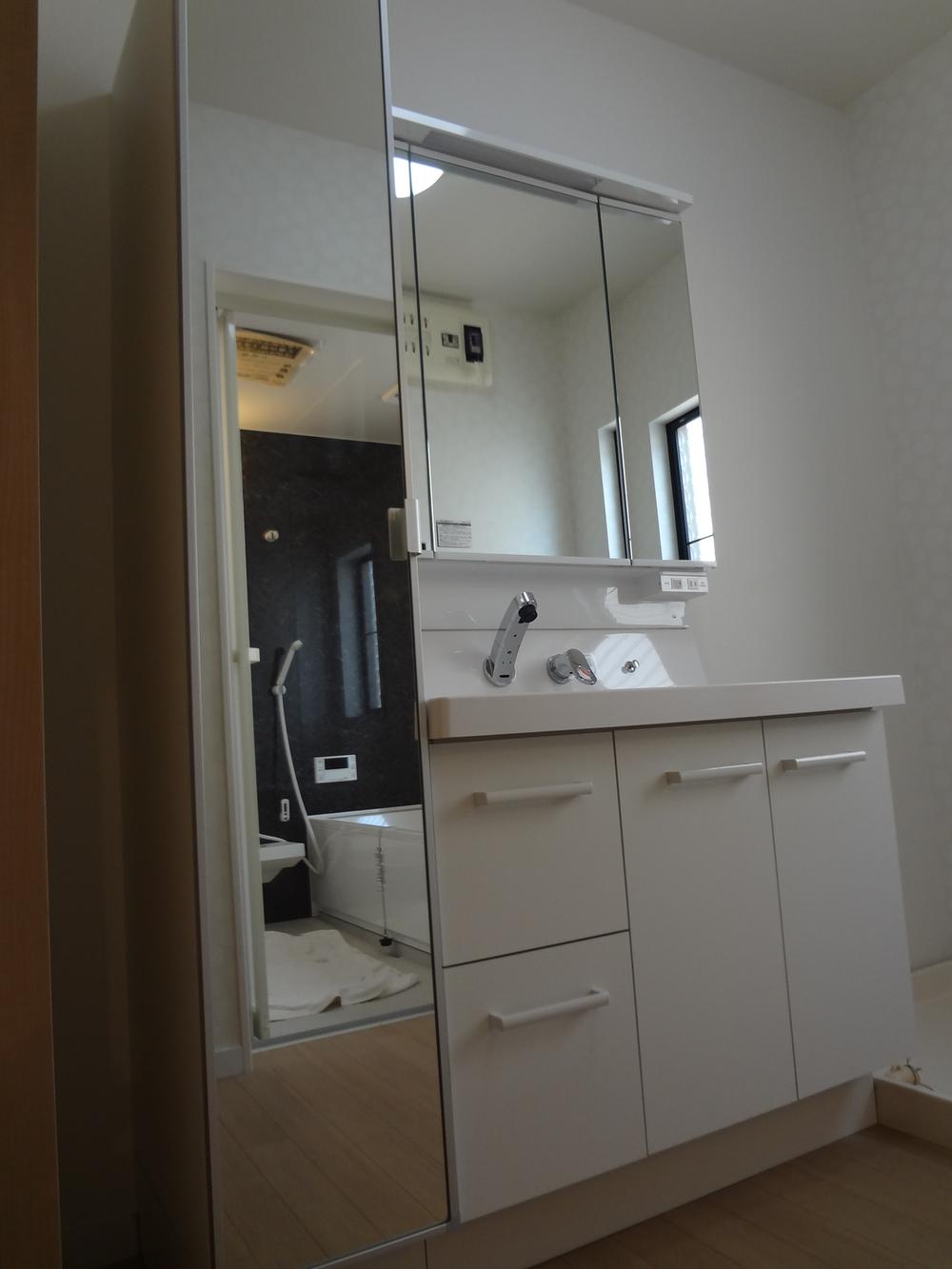 Wash basin, toilet. Shampoo dresser