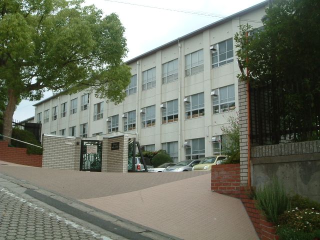 Junior high school. Municipal Miyukiyama until junior high school (junior high school) 490m