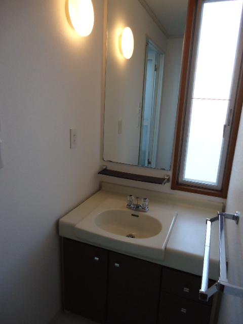 Wash basin, toilet. Indoor (12 May 2012) shooting