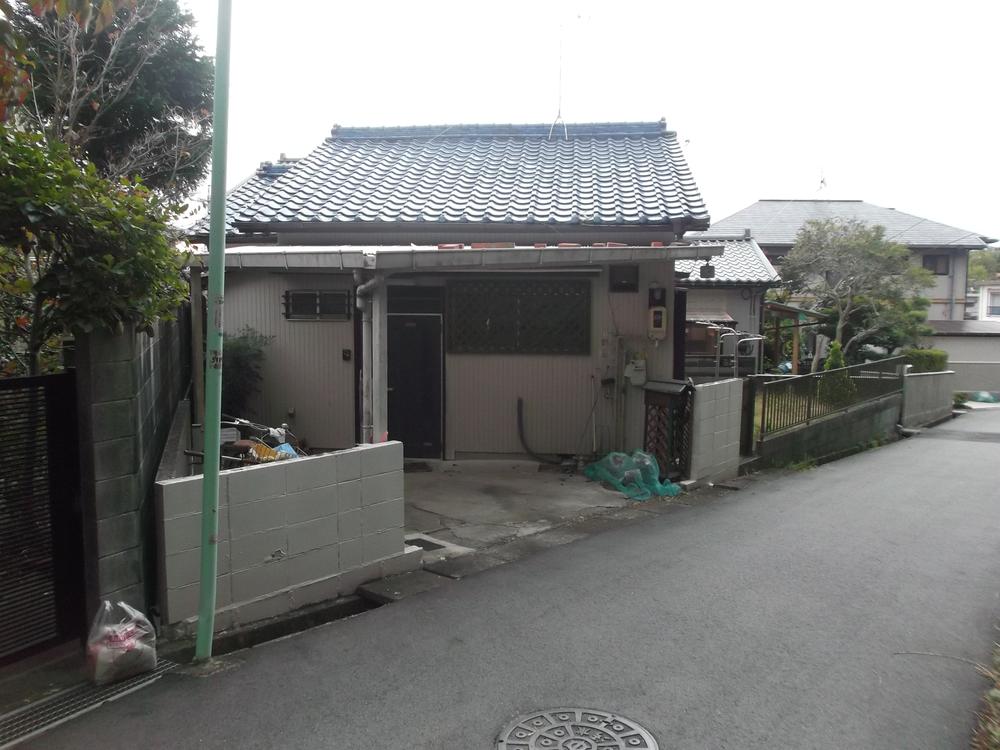 Local photos, including front road. Local (10 May 2013) Shooting