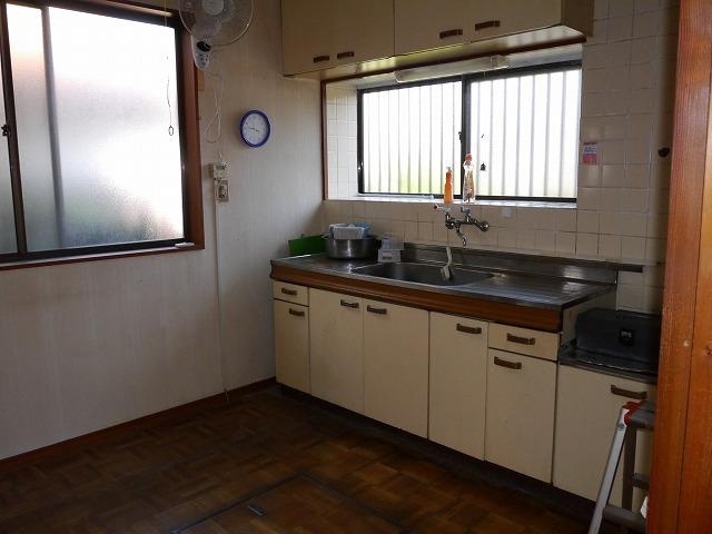 Kitchen. There is under-floor storage Indoor (11 May 2013) Shooting
