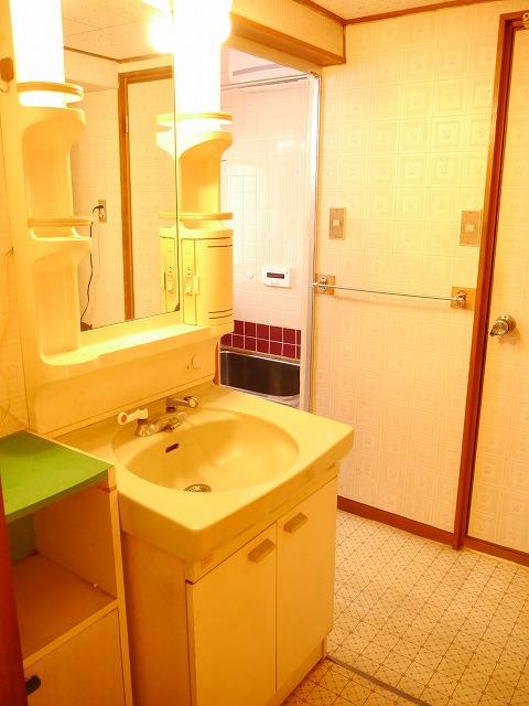 Wash basin, toilet. With storage, Wash basin