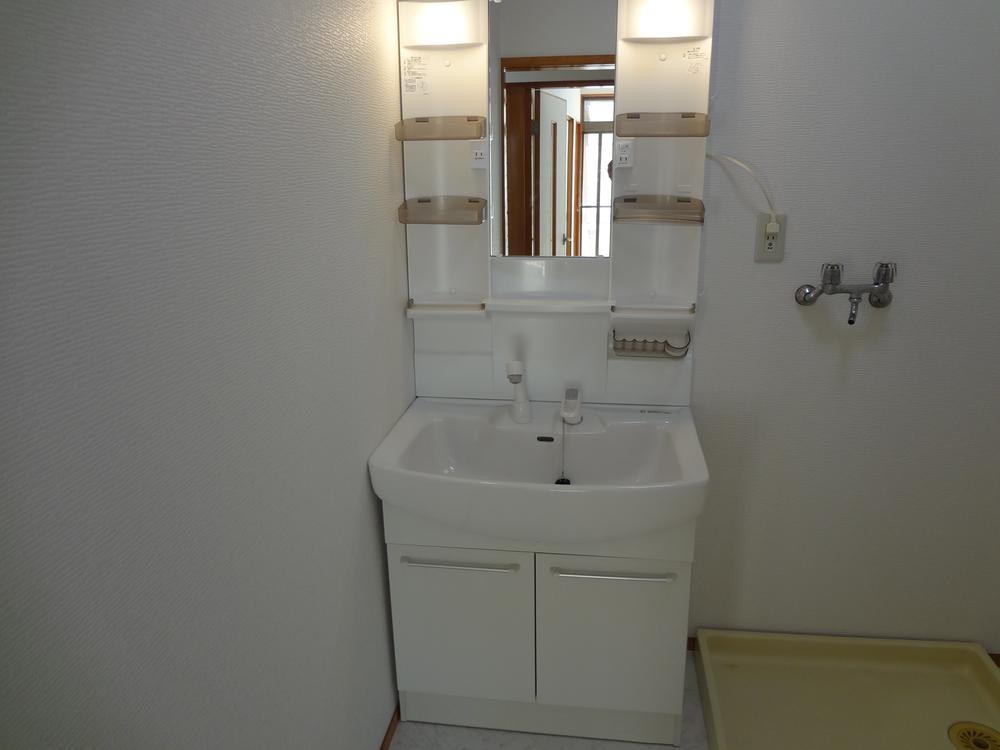 Wash basin, toilet. Interior