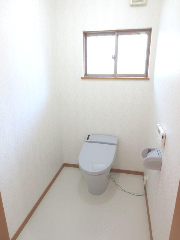 Toilet. Spacious toilet