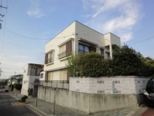 Local appearance photo. White outer wall is characteristic. (Taken from the southwest side)