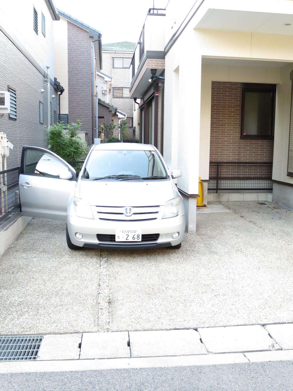 Local appearance photo. State opened the car door.