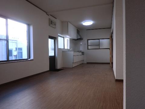 Living. Spacious does not have any family gatherings in the living room of 15 quires?