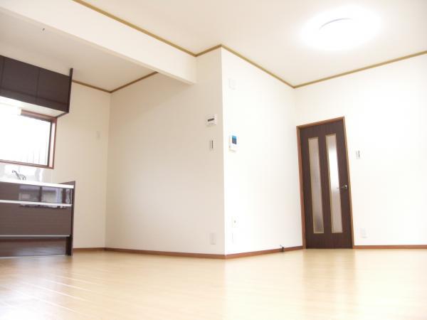 Living. The first floor of the floor is already flooring re-covering. Cross was also re-covering.