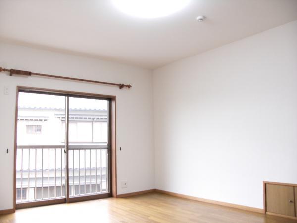 Non-living room. Second floor Western-style was a cross of re-covering.