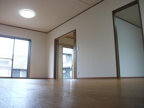 Living. Please relax slowly in the living room of the south-facing 22 quires.