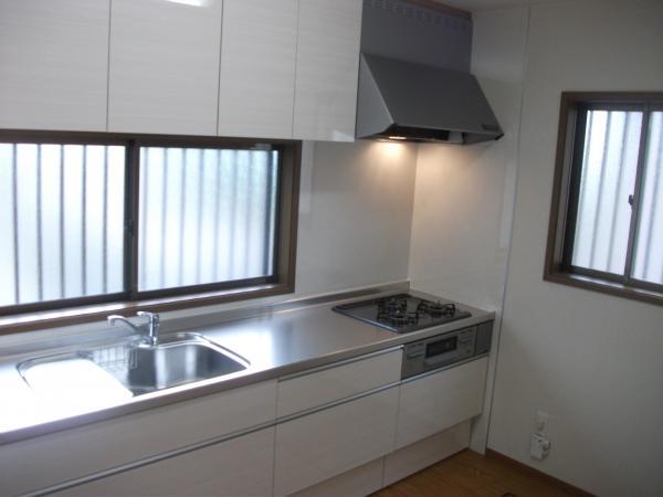 Kitchen. The kitchen was replaced with a new one. Not just wife, Why do not you Sift the arm of husband also dishes once in a while?