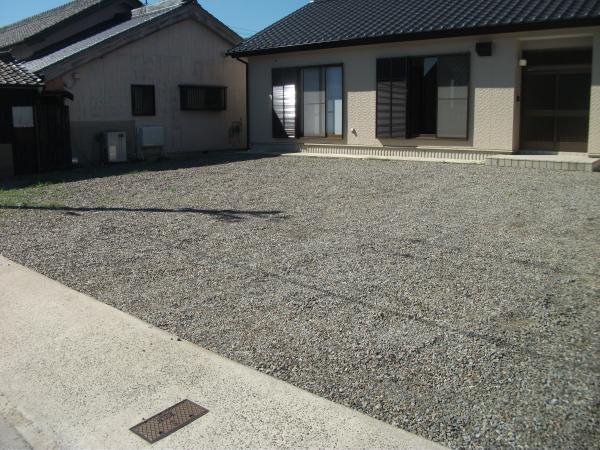 Local appearance photo. Parking is safe even when the visitors because it is possible more than five.