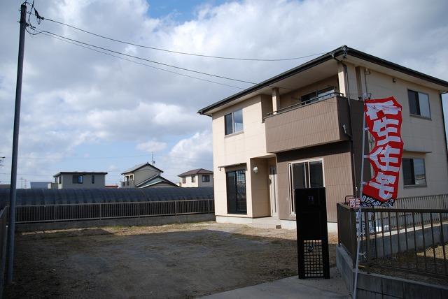 Garden. Since there is a large garden, We can enjoy even gardening and garden development.