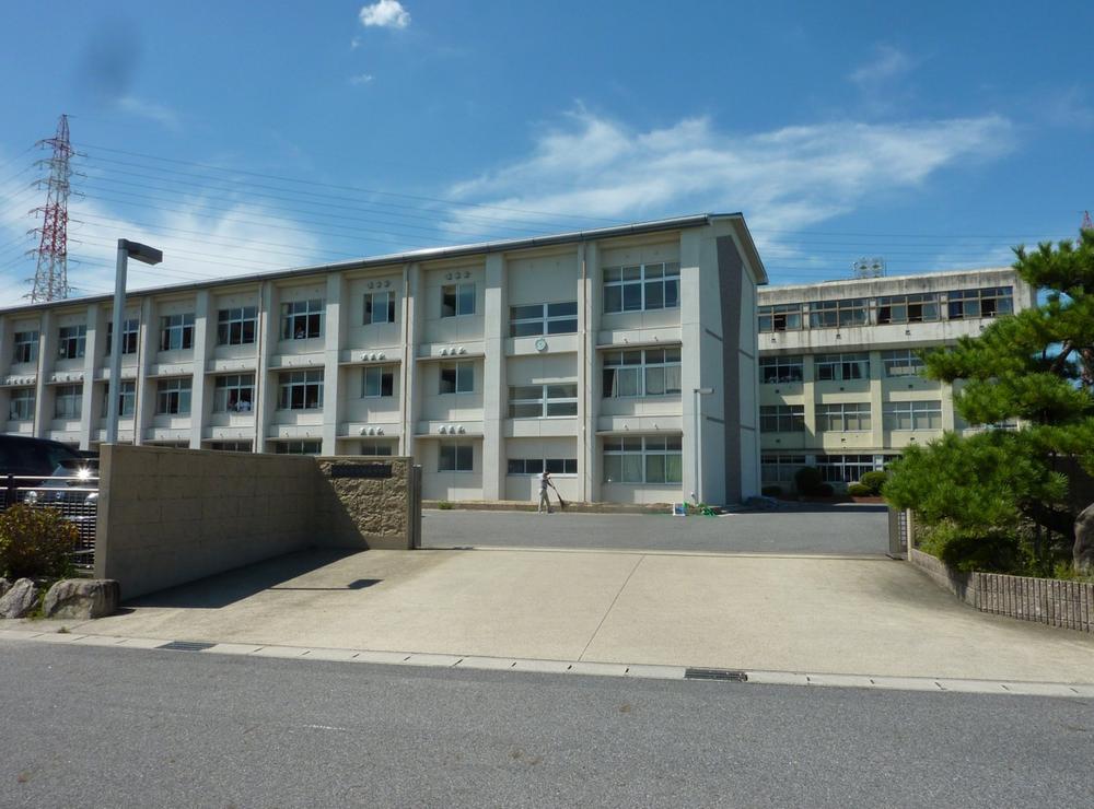 Junior high school. Nissin 730m to West Junior High School