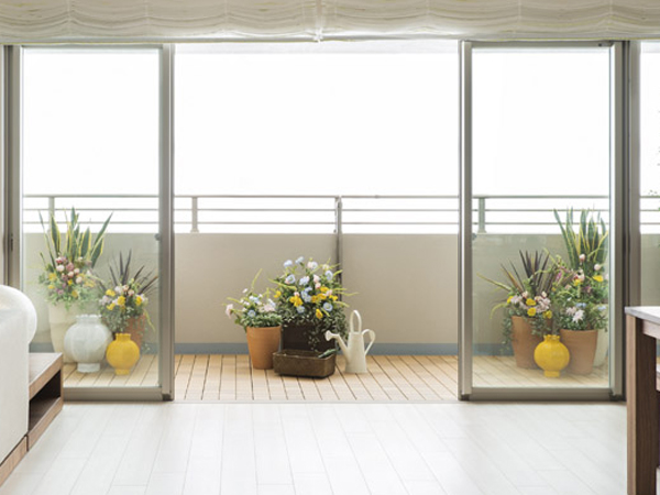 Living.  [Center open sash] Adopt a center open sash that visibility is spread comfortably (same specifications)