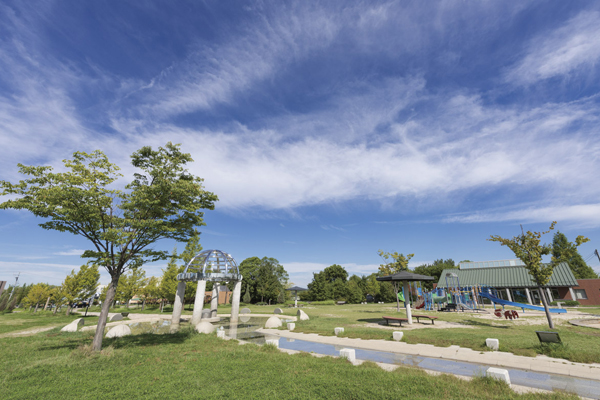 Surrounding environment. Favorite of park Best 1 "Nogata Mitsuikekoen" (about 3 minutes by car / About 1820m). Large playground equipment and is about 2.1ha large park where there is such a fountain