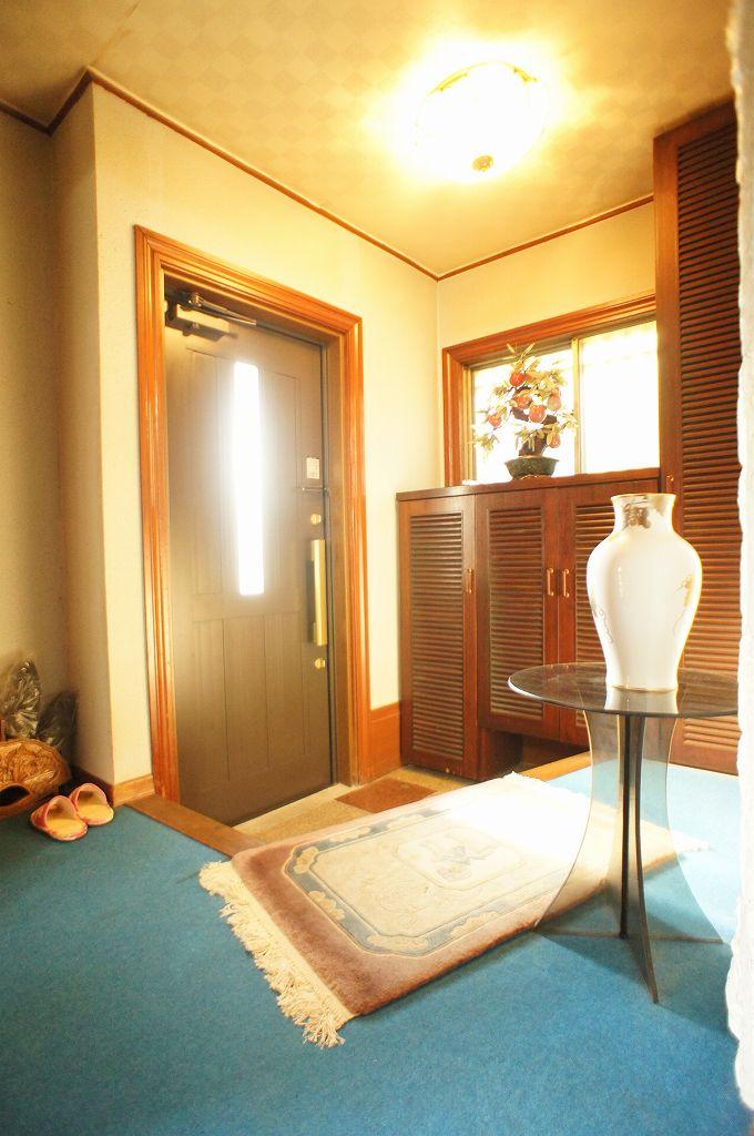 Entrance. Local (11 May 2013) Shooting, In bright and spacious entrance, Is also replaced. Entrance door. Floor and walls of the entrance, We have a wealth of specifications stone.